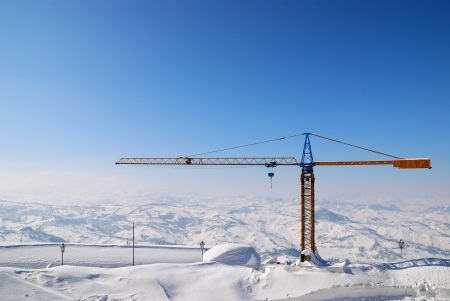 How Cold Weather Affects Crane Operations 