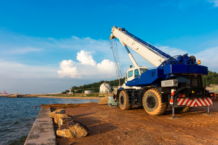 The Invention of the Hydraulic Crane