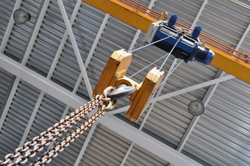 picture of a chain hoist during a crane rigging process